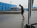 Джамиро играет под дождем